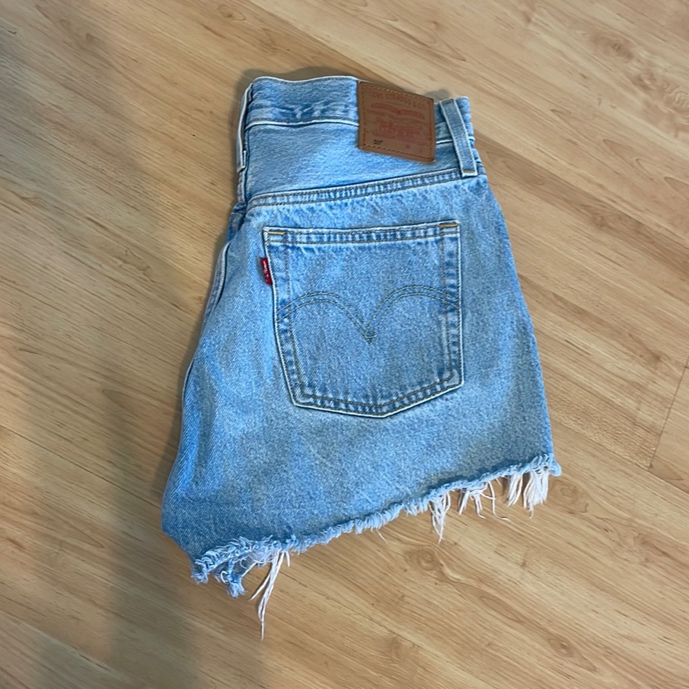 Levi’s Light wash denim shorts size 28